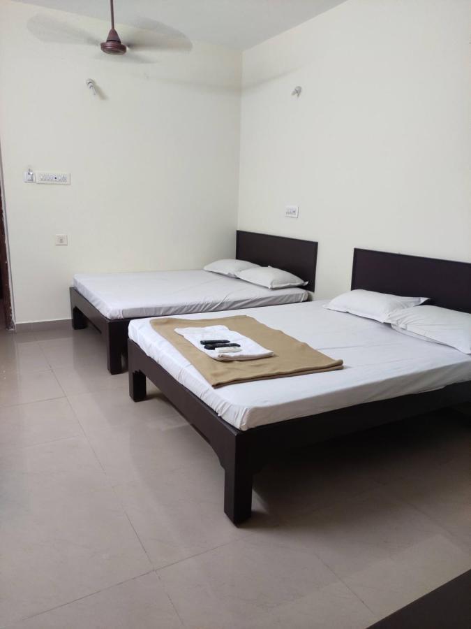 Subasree Cottage Tirunallar Exterior photo